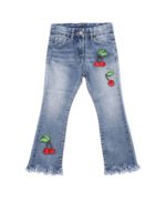 Jeans azzurro con patch e ricami