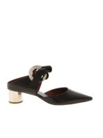 Mules Grommet neri con dettaglio in metallo