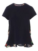 T-shirt nera con inserto sul retro