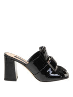 Sandali in vernice con frangia e fibbia logo