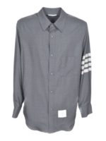 Camicia grigia con bande sulla manica