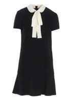 Abito nero con fiocco bianco