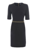 Abito attillato nero con borchie dorate