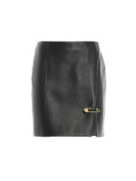 Minigonna in pelle con iconica spilla