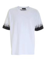 T-shirt bianca con stampe fiamme