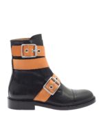 Stivale con applicazioni a contrasto nero